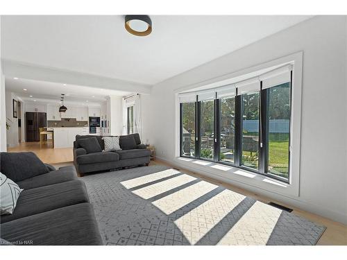 47 Golden Boulevard, St. Catharines, ON - Indoor Photo Showing Living Room