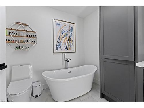 47 Golden Boulevard, St. Catharines, ON - Indoor Photo Showing Bathroom