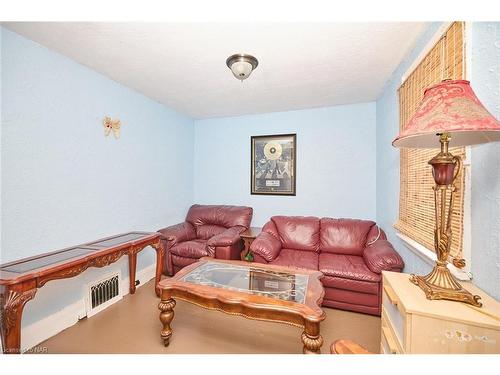 114 Welland Street N, Thorold, ON - Indoor Photo Showing Living Room