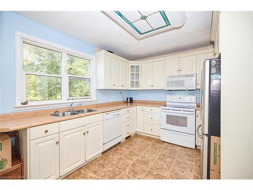 114 Welland Street N, Thorold, ON - Indoor Photo Showing Kitchen With Double Sink