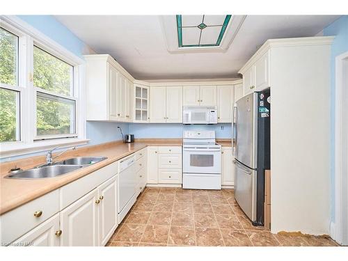 114 Welland Street N, Thorold, ON - Indoor Photo Showing Kitchen With Double Sink