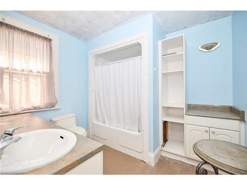 114 Welland Street N, Thorold, ON - Indoor Photo Showing Bathroom