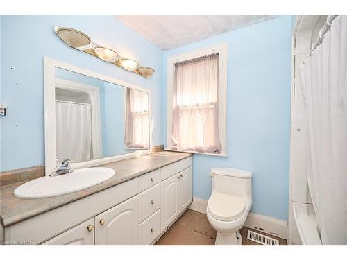 114 Welland Street N, Thorold, ON - Indoor Photo Showing Bathroom