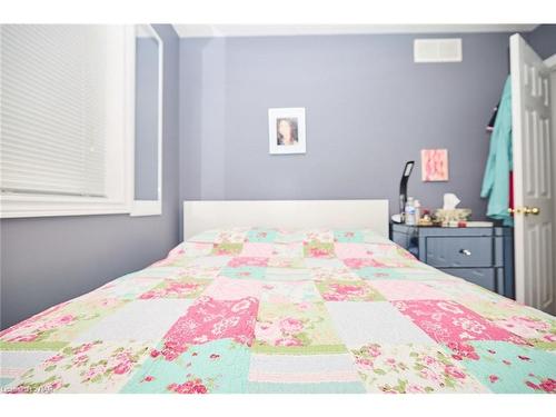 8040 Post Road, Niagara Falls, ON - Indoor Photo Showing Bedroom