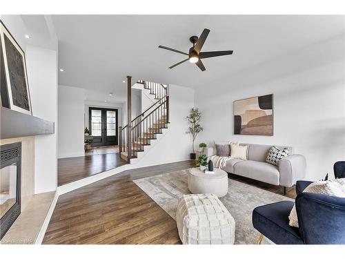 199 Tuliptree Road, Thorold, ON - Indoor Photo Showing Living Room