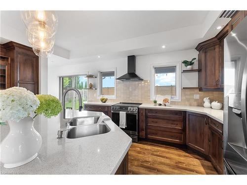 199 Tuliptree Road, Thorold, ON - Indoor Photo Showing Kitchen With Double Sink With Upgraded Kitchen