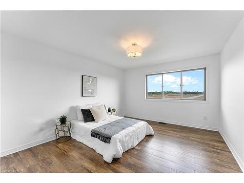 199 Tuliptree Road, Thorold, ON - Indoor Photo Showing Bedroom