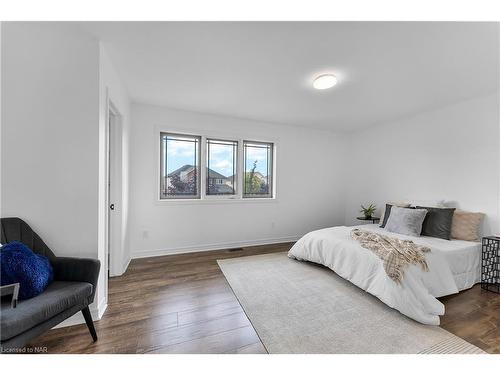 199 Tuliptree Road, Thorold, ON - Indoor Photo Showing Bedroom