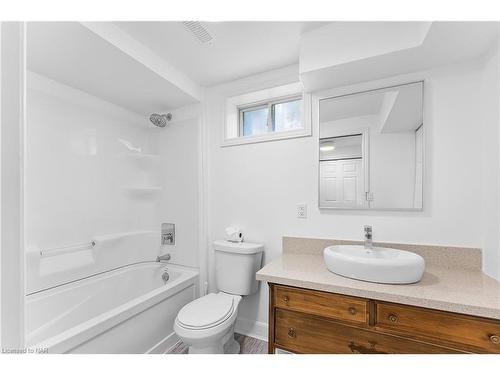 199 Tuliptree Road, Thorold, ON - Indoor Photo Showing Bathroom