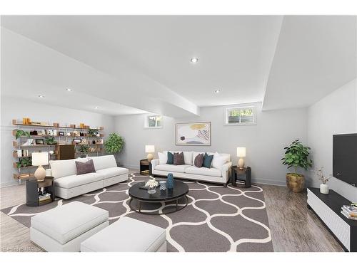 199 Tuliptree Road, Thorold, ON - Indoor Photo Showing Living Room