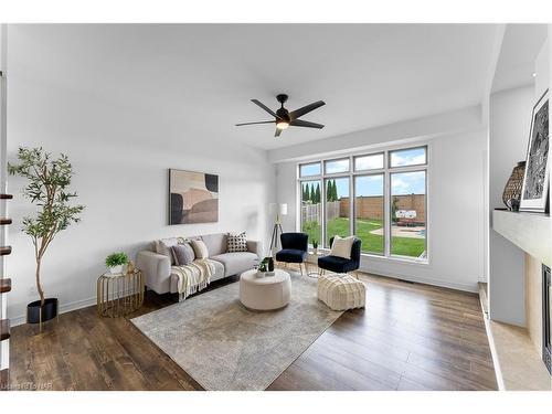 199 Tuliptree Road, Thorold, ON - Indoor Photo Showing Living Room