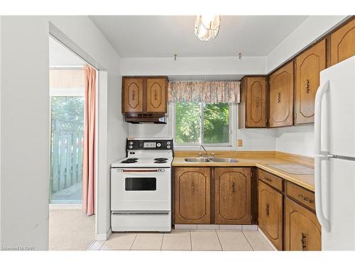 24-5787 Swayze Drive, Niagara Falls, ON - Indoor Photo Showing Kitchen With Double Sink