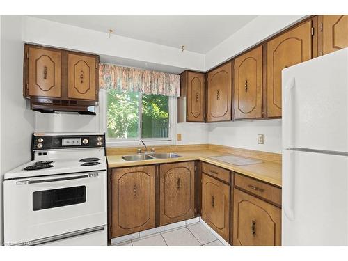 24-5787 Swayze Drive, Niagara Falls, ON - Indoor Photo Showing Kitchen With Double Sink