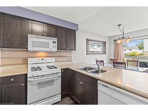 28-286 Cushman Road, St. Catharines, ON - Indoor Photo Showing Kitchen With Double Sink