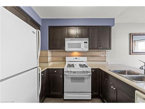 28-286 Cushman Road, St. Catharines, ON - Indoor Photo Showing Kitchen With Double Sink