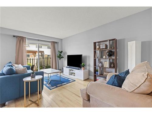 28-286 Cushman Road, St. Catharines, ON - Indoor Photo Showing Living Room