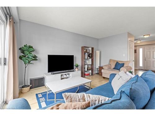 28-286 Cushman Road, St. Catharines, ON - Indoor Photo Showing Living Room