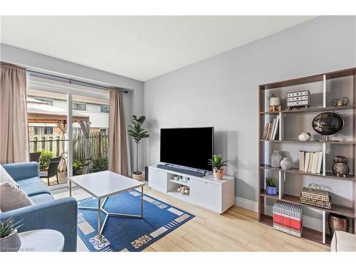 28-286 Cushman Road, St. Catharines, ON - Indoor Photo Showing Living Room