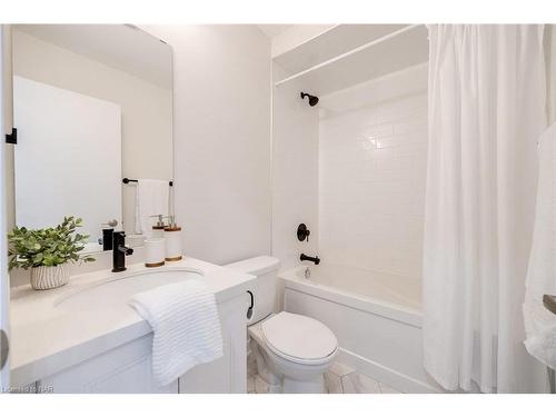 8 Mulhollard Lane, Hamilton, ON - Indoor Photo Showing Bathroom