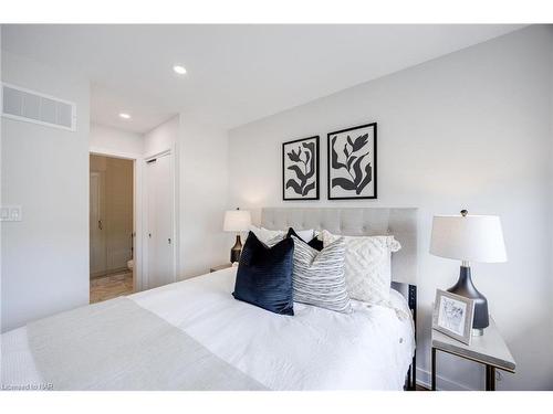 8 Mulhollard Lane, Hamilton, ON - Indoor Photo Showing Bedroom