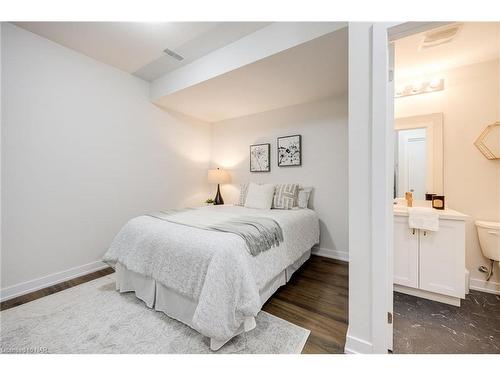 8 Mulhollard Lane, Hamilton, ON - Indoor Photo Showing Bedroom