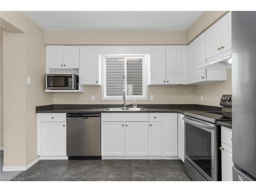 67 Jennifer Crescent, St. Catharines, ON - Indoor Photo Showing Kitchen With Double Sink