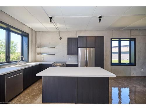 1-21 Heron Pointe, Port Colborne, ON - Indoor Photo Showing Kitchen With Double Sink With Upgraded Kitchen