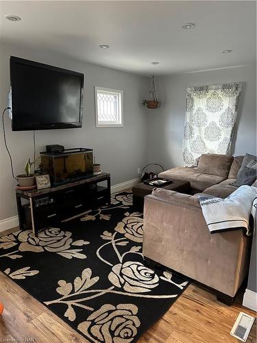 6322 Drummond Road, Niagara Falls, ON - Indoor Photo Showing Living Room