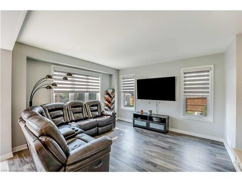 8714 Upper Canada Drive, Niagara Falls, ON - Indoor Photo Showing Living Room