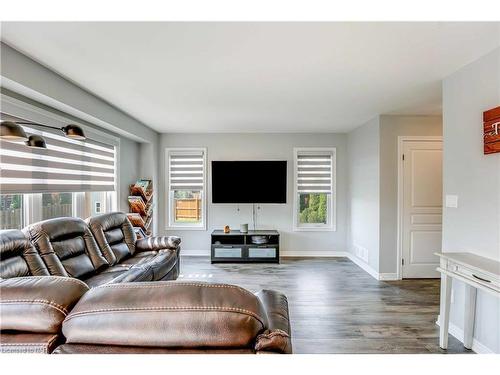 8714 Upper Canada Drive, Niagara Falls, ON - Indoor Photo Showing Living Room