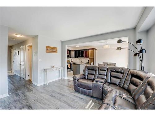 8714 Upper Canada Drive, Niagara Falls, ON - Indoor Photo Showing Living Room