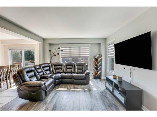 8714 Upper Canada Drive, Niagara Falls, ON - Indoor Photo Showing Living Room