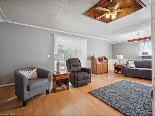 1304 Spears Road, Fort Erie, ON - Indoor Photo Showing Living Room