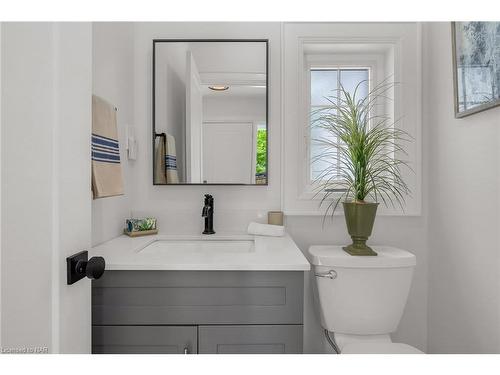 2 Hilda Street, Welland, ON - Indoor Photo Showing Bathroom