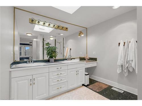 2 Hilda Street, Welland, ON - Indoor Photo Showing Bathroom