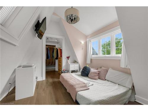 2 Hilda Street, Welland, ON - Indoor Photo Showing Bedroom