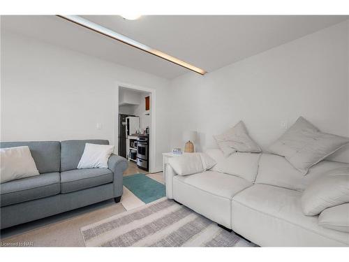 2 Hilda Street, Welland, ON - Indoor Photo Showing Living Room