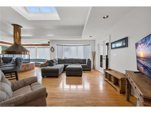 2 Hilda Street, Welland, ON - Indoor Photo Showing Living Room