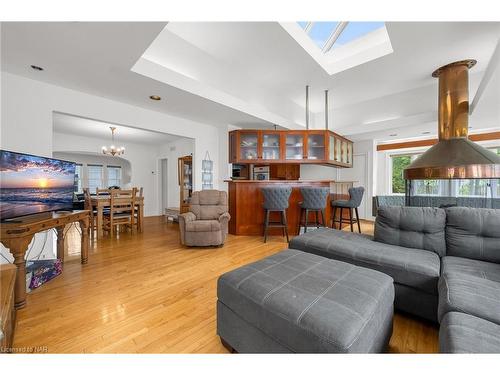 2 Hilda Street, Welland, ON - Indoor Photo Showing Living Room