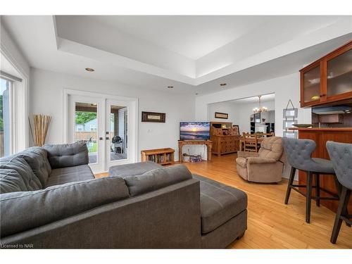 2 Hilda Street, Welland, ON - Indoor Photo Showing Living Room