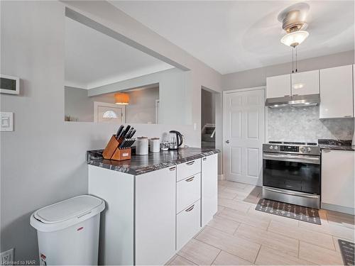 3327 Cattell Drive, Niagara Falls, ON - Indoor Photo Showing Kitchen With Upgraded Kitchen