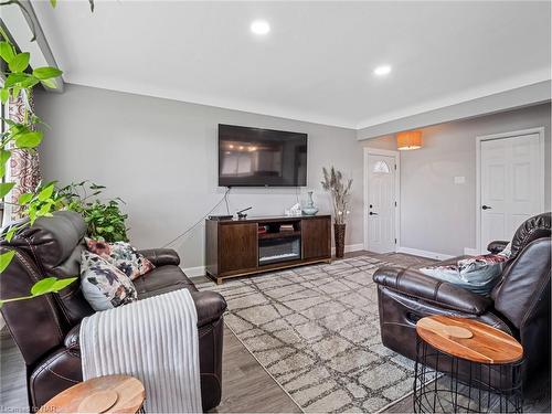 3327 Cattell Drive, Niagara Falls, ON - Indoor Photo Showing Living Room