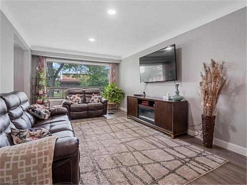 3327 Cattell Drive, Niagara Falls, ON - Indoor Photo Showing Living Room