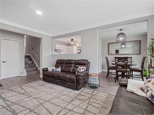 3327 Cattell Drive, Niagara Falls, ON - Indoor Photo Showing Living Room