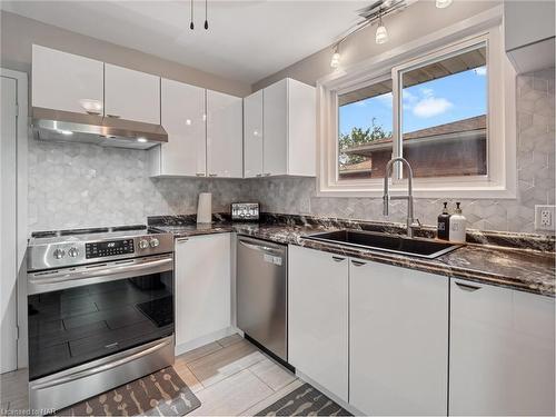 3327 Cattell Drive, Niagara Falls, ON - Indoor Photo Showing Kitchen With Double Sink With Upgraded Kitchen