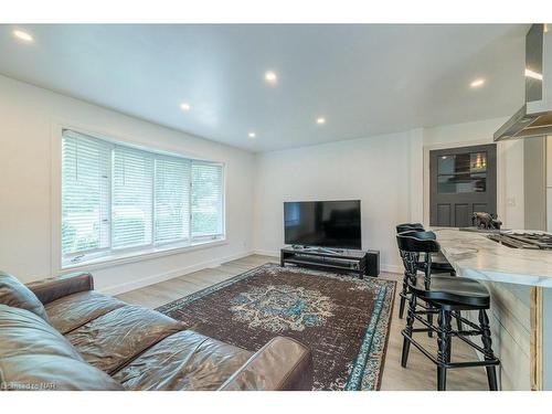 44 Howard Avenue, St. Catharines, ON - Indoor Photo Showing Living Room