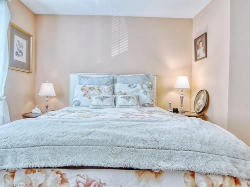 14-1448 Niagara Stone Road, Niagara-On-The-Lake, ON - Indoor Photo Showing Bedroom