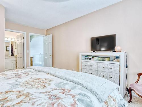 14-1448 Niagara Stone Road, Niagara-On-The-Lake, ON - Indoor Photo Showing Bedroom