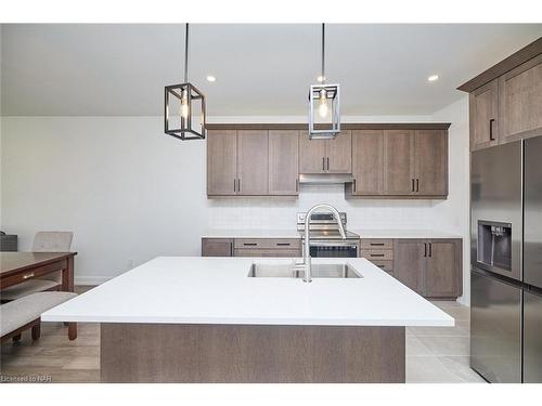 3924 Mitchell Crescent, Stevensville, ON - Indoor Photo Showing Kitchen With Double Sink With Upgraded Kitchen