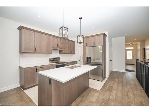 3924 Mitchell Crescent, Stevensville, ON - Indoor Photo Showing Kitchen With Double Sink With Upgraded Kitchen